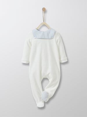 This small sailor-style soft and refined sleepsuit comes with light blue nautical collar and check soles, back fastening and press-studs for easy dressing/undressing. Ideal gift for a newborn with a French touch.  