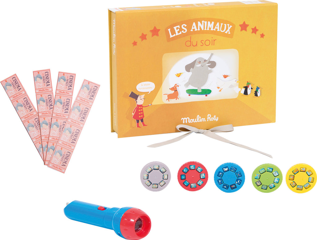 This cinema box set on the theme of animals includes a pad of programmes, detachable cinema tickets, a torch and five discs with eight illustrations, to attach. When projected onto a wall each disc tells a colourful story to amaze your little one.
