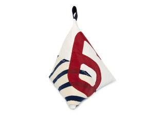 Made of white and red Dacron sail and navy stripes canvas, and adorned with an oversized red number '6', this pyramid-shaped door stopper will add a splash of colour and nautical character to your interior!