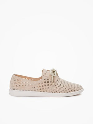 This light urban sneaker, skin colour, is packed with elegant details such as iridescent golden knot-style laces which complement beautifully its nautical inspiration with oversized eyelets and leather yokes.