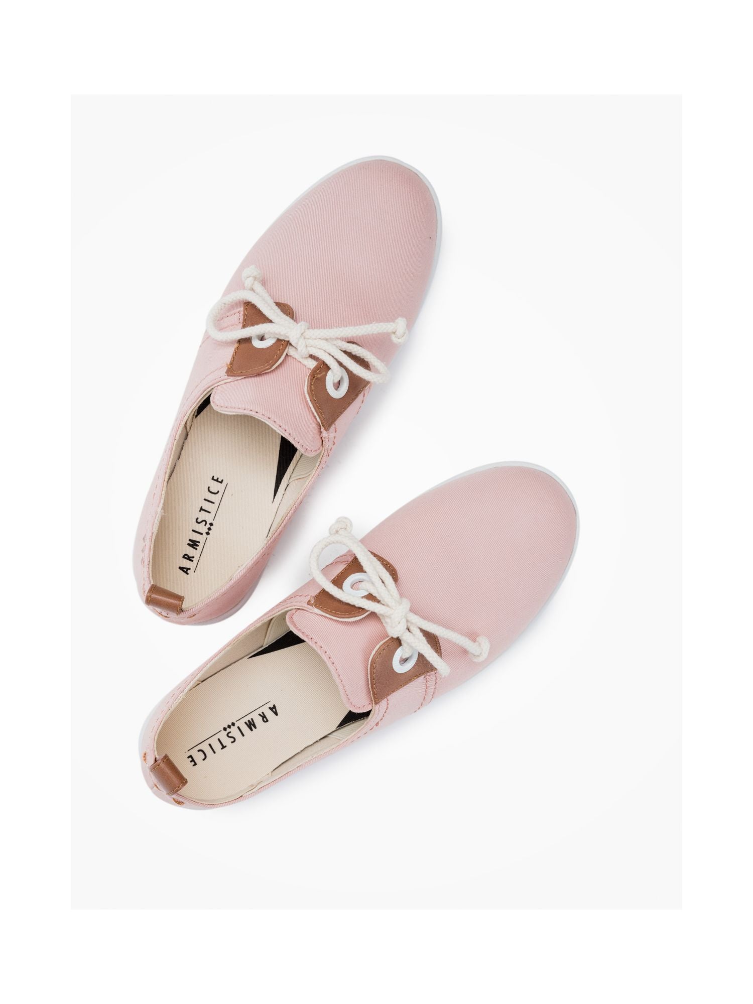 This minimalist Made-in-France sneaker comes packed with neo-retro style which complements beautifully its nautical inspiration with oversized golden eyelets and leather yokes. Is available in different colours, here in light rose.