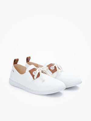 This minimalist Made-in-France sneaker comes packed with neo-retro style which complements beautifully its nautical inspiration with oversized golden eyelets and leather yokes. Is available in different colours, here in white.