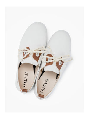 This minimalist Made-in-France sneaker comes packed with neo-retro style which complements beautifully its nautical inspiration with oversized golden eyelets and leather yokes. Is available in different colours, here in white.