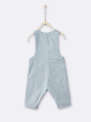 Made in extra-lightweight 100% cotton velour, these boy's dungarees come in light blue. They are equipped with button fastening at the straps and sides and press-stud fastening at the legs