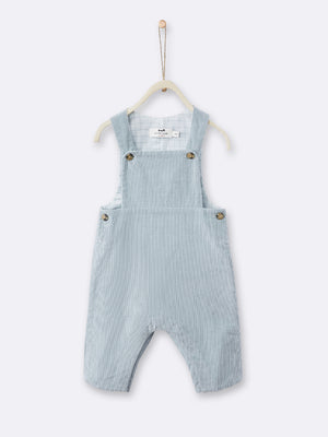 Made in extra-lightweight 100% cotton velour, these boy's dungarees come in light blue. They are equipped with button fastening at the straps and sides and press-stud fastening at the legs