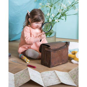 The young botanist's suitcase with everything necessary for observing nature and drying pretty leaves or flowers: a magnifying glass, a wooden flower press, a notebook and 3 attractive illustrated boxes to keep those extra special treasures.  The botanist set comes in a sophisticated carry case that is inspired by old maps and botanists' drawings.