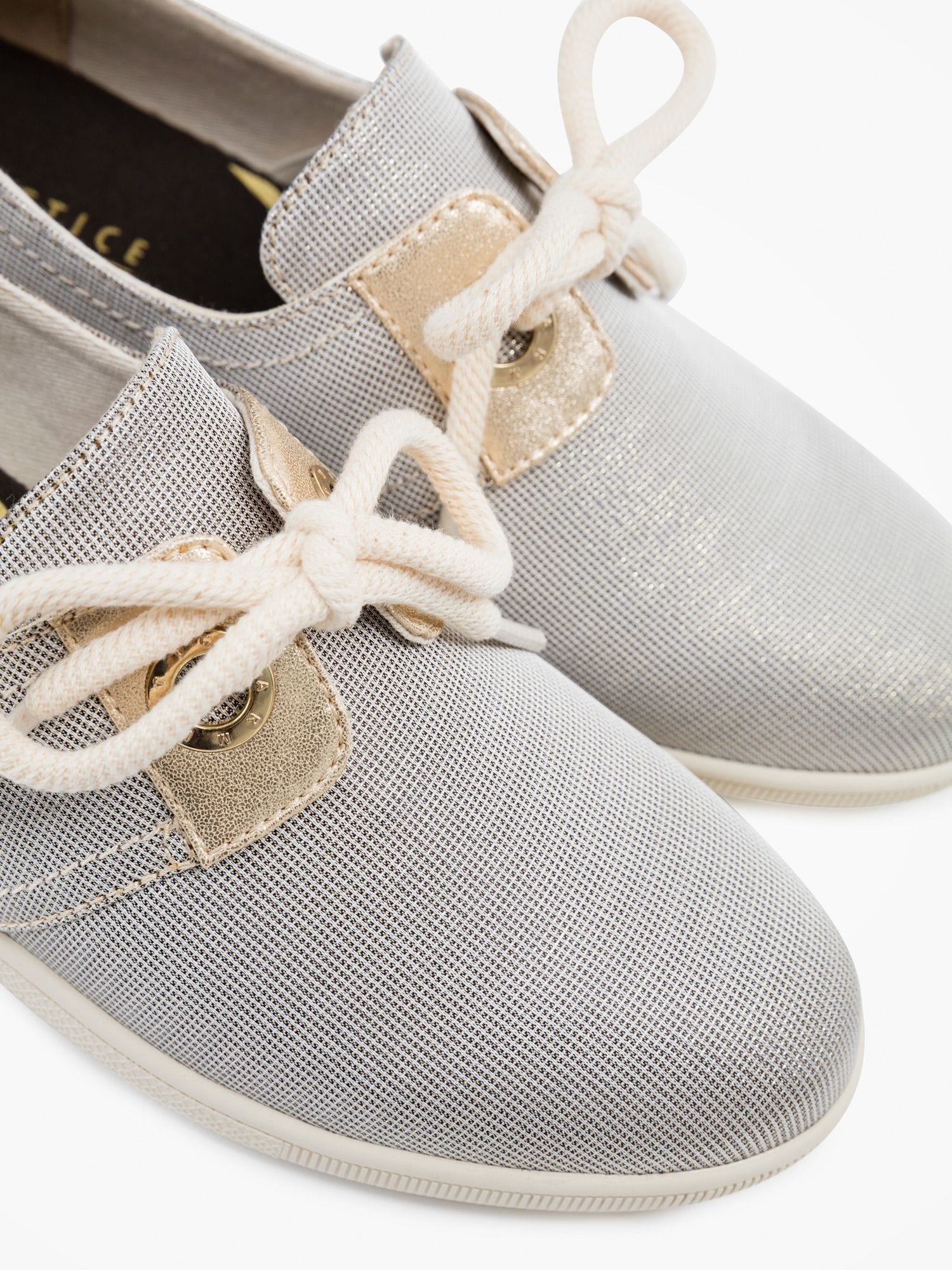 Gold eyelets, marine-inspired cord laces, leather yokes and a neo-retro spirit are the hallmarks of this Made in France sneaker.
