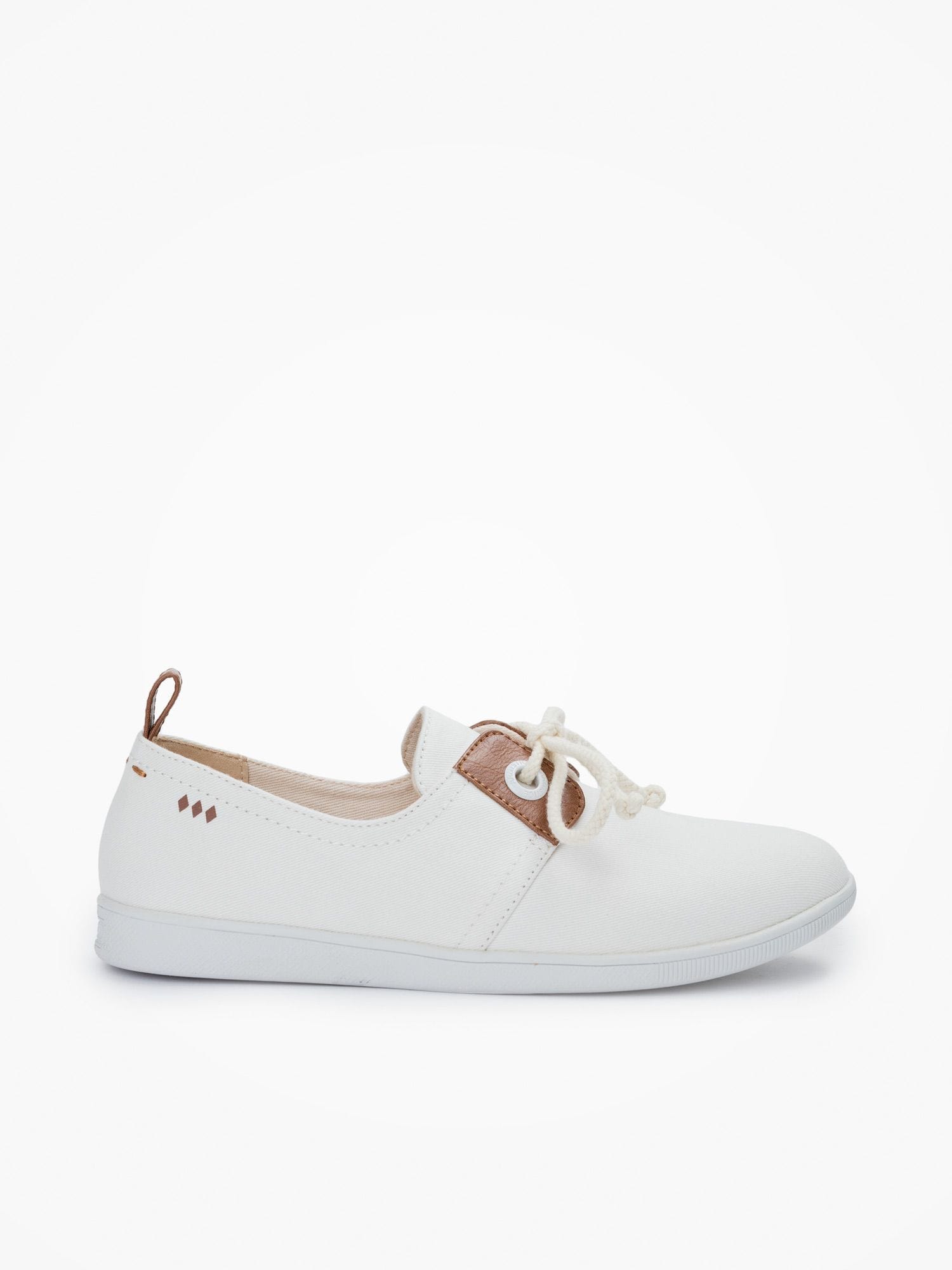 This minimalist Made-in-France sneaker comes packed with neo-retro style which complements beautifully its nautical inspiration with oversized golden eyelets and leather yokes. Is available in different colours, here in white. 
